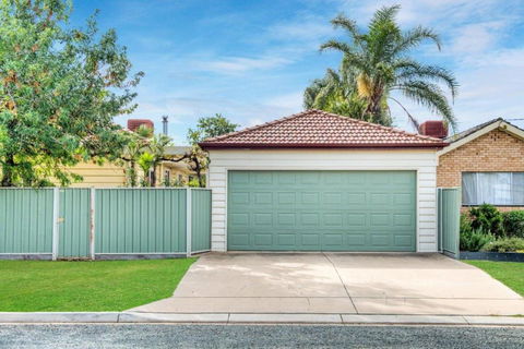 Ayr House - Echuca Holiday Homes - Accommodation Perth 4