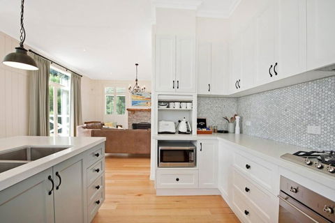 Apollo Bay Oceanview Mountain Retreat, Pet Friendly, EV Station, Fireplace - Accommodation Perth 2