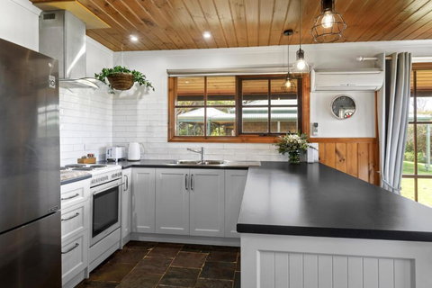 Apollo Bay Cottages- Wild Dog - Accommodation Perth 2