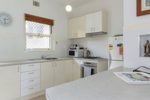 B6 Crawley Apartment 1 BRM & Sleepout Near UWA - Accommodation Perth 3