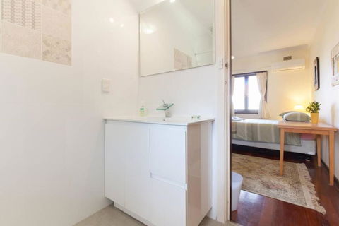 B8 Crawley Apartment 1 BRM & Sleepout Near UWA - Accommodation Perth 0