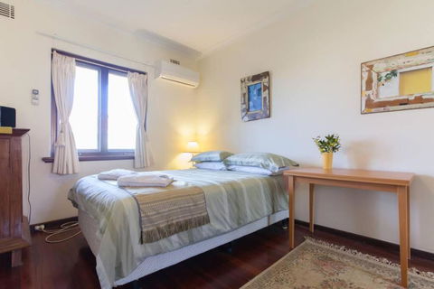 B8 Crawley Apartment 1 BRM & Sleepout Near UWA - Accommodation Perth 3