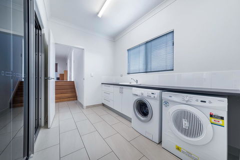 Viewpoint Holiday Home - Cannonvale - Perth Resorts 16