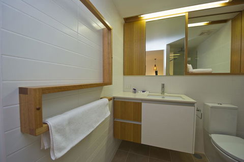 Maggies Beachfront Apartment 8 - Perth Resorts 4