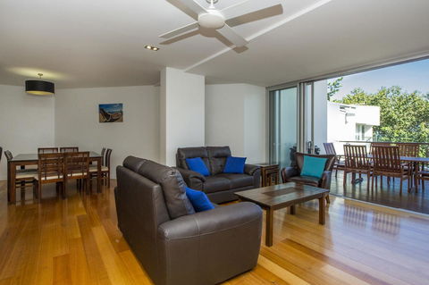 Maggies Beachfront Apartment 8 - Perth Resorts 2