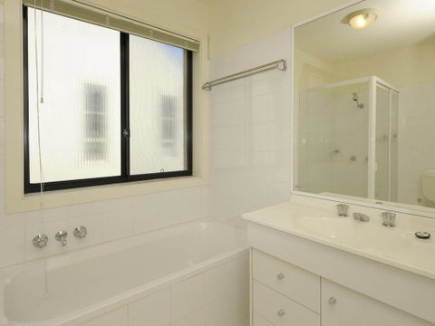 'Bagnall Views' 2/161 Government Rd - Stylish & Modern Duplex Across The Road To The Waters Edge - Accommodation Perth 1