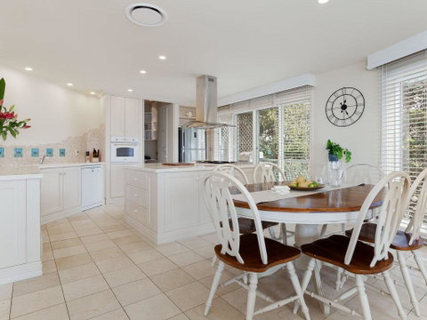 'Baylife Villa' 4a Warruga St - Large Home With WIFI, Netflix, Aircon, Linen & Spectacular Views - Accommodation Perth 3