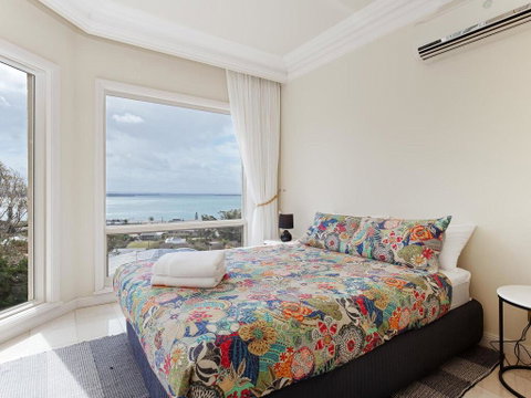 'Baylife Villa' 4a Warruga St - Large Home With WIFI, Netflix, Aircon, Linen & Spectacular Views - Accommodation Perth 2