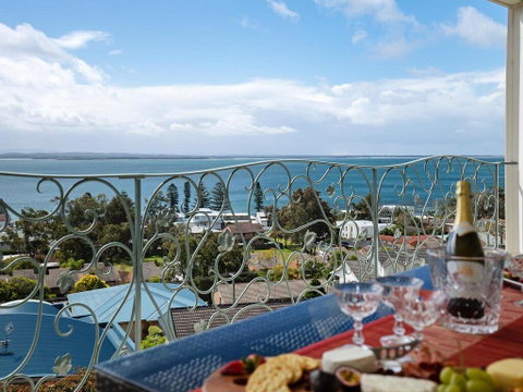 'Baylife Villa' 4a Warruga St - Large Home With WIFI, Netflix, Aircon, Linen & Spectacular Views - Accommodation Perth 0