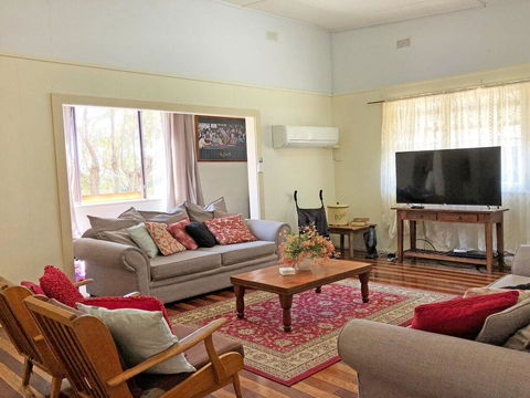 'Daves Place', 27 Rigney St - Holiday House With WIFI, Aircon & Boat Parking - Perth Resorts 3