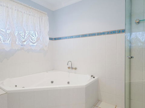 'GrandView', 10 Grandview Close - Huge House With Water Views, Aircon, WIFI, Netflix, Foxtel & Billiard Table - Accommodation Perth 2