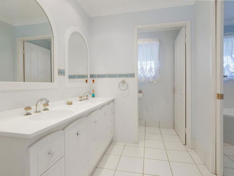 'GrandView', 10 Grandview Close - Huge House With Water Views, Aircon, WIFI, Netflix, Foxtel & Billiard Table - Accommodation Perth 3