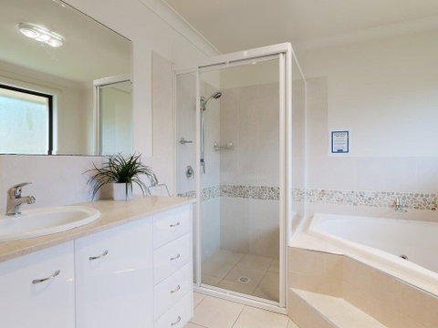 'Sandy Point Haven', 21a Sandy Point Rd - Stylish Haven With WIFI, Air Conditioning & Water Views - Accommodation Perth 1