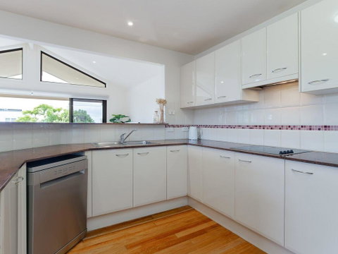 'Sandy Point Haven', 21a Sandy Point Rd - Stylish Haven With WIFI, Air Conditioning & Water Views - Accommodation Perth 2