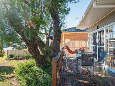 'The Croft' 11 Boulder Bay Rd - Cosy Beach House With Aircon & Only 270m To The Beach - Accommodation Perth 1