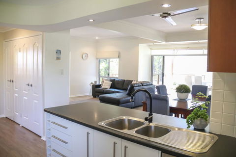 'Top Tier' Dog Friendly Holiday Home - Accommodation Perth 2