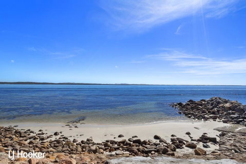 'Yacaaba' Beautiful Waterfront Location - Accommodation Perth 3