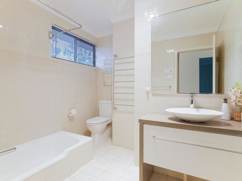 1 'Kooringal', 105 Soldiers Point Road - Waterfront Unit Wth Aircon - Accommodation Perth 1