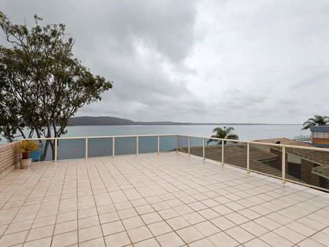 1 'Kooringal', 105 Soldiers Point Road - Waterfront Unit Wth Aircon - Accommodation Perth 0