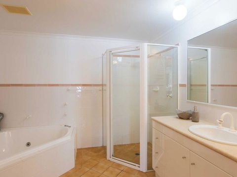 1 'Peninsula Waters', 2-4 Soldiers Point Road - Aircon, Pool & Massive Outdoor Area - Accommodation Perth 2