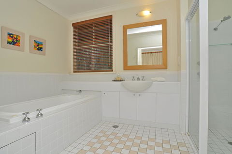 1 Bedroom Executive Villa Located Within Cypress Lakes - Accommodation Perth 1