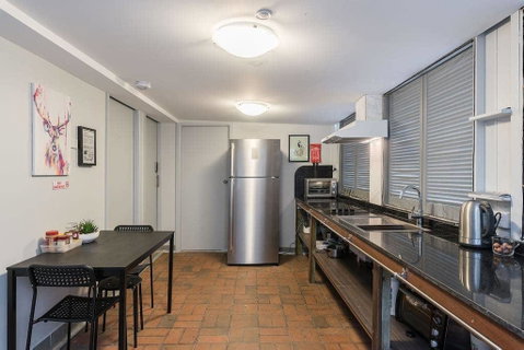 1 Double Quaint Grannyflat Private Room Near Public Transport - SHAREHOUSE - Accommodation Perth 2