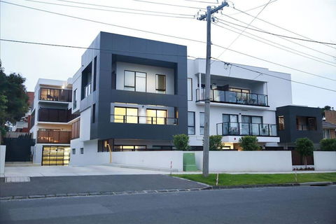 136, Light-filled Homely Box Hill Apt, 2Bed2BathFreeParking - Accommodation Perth 0