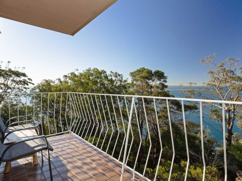 15 'Thurlow Lodge', 6 Thurlow Avenue - Fantastic Unit With Water Views & Pool In Complex - Accommodation Perth 1