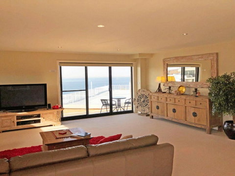 15 Dolphin Cove, 2 - 6 Government Rd - Stunning Penthouse With Views, Lift & Ducted Air Conditioning - Accommodation Perth 1
