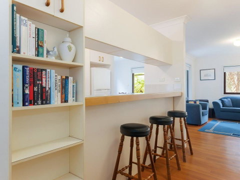 2 'Carindale', 19-23 Dowling Street - Pool, Tennis Court, Close To Town - Accommodation Perth 1