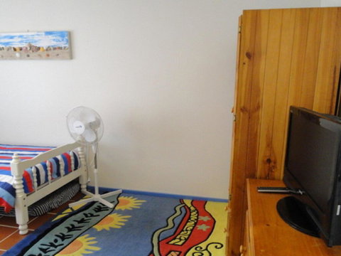 2 'Copacabana', 61 Sandy Point Road - Cute Unit With Water Views From The Balcony - Accommodation Perth 2