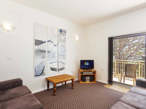 2 'Fiddlers Green' 62 Magnus Street - Ground Floor Unit Walking Distance To Nelson Bay - Accommodation Perth 3