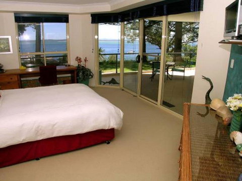 2 'Magnus Pines' 52-56 Magnus Street - Stunning Unit With Aircon, Water Views & Foxtel - Accommodation Perth 1
