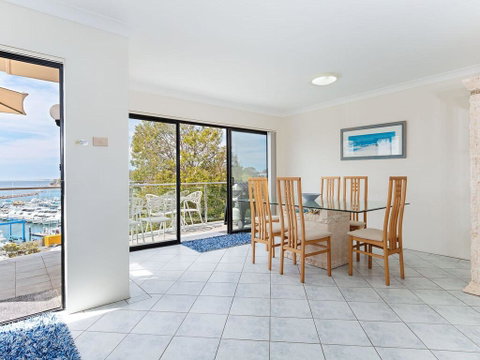 2 'Paradiso', 4 Laman Street - Beautiful Unit With Stunning Water Views & Pool - Accommodation Perth 2