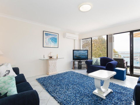 2 'Paradiso', 4 Laman Street - Beautiful Unit With Stunning Water Views & Pool - Accommodation Perth 3