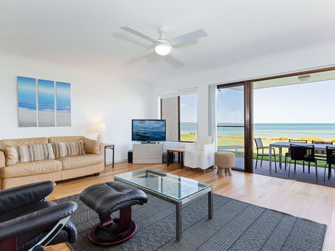2 'The Pelicans' 53 Soldiers Point Road - Ground Floor Unit On The Waterfront - Accommodation Perth 2
