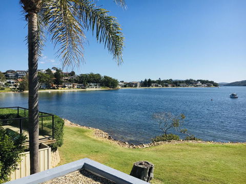 2 The Shores Soldiers Point - Waterfront - Uninterrupted Water Views INCLUDING ALL LINEN & TOWELS, Free Wi-Fi - Accommodation Perth 2