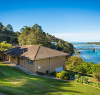 2 Water Crescent - Retro Haven - Accommodation Perth