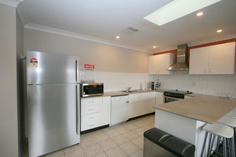2/17 Jillamatong Street - Perth Resorts 2