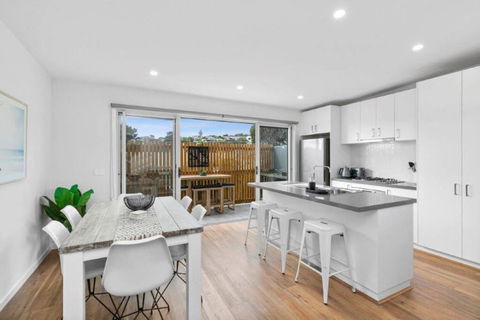 CASA EMEC- PETS WELCOME Luxury, Aircon, Walk To The Shops And Beach! Outdoor Shower And Garage Parking - Perth Resorts 0