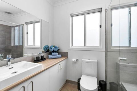 CASA EMEC- PETS WELCOME Luxury, Aircon, Walk To The Shops And Beach! Outdoor Shower And Garage Parking - Perth Resorts 2