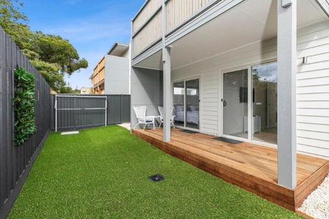CASA EMEC- PETS WELCOME Luxury, Aircon, Walk To The Shops And Beach! Outdoor Shower And Garage Parking - Perth Resorts 1