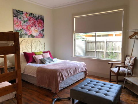 D108 Fantastic Sun Crescent Gathering - Accommodation Perth 0