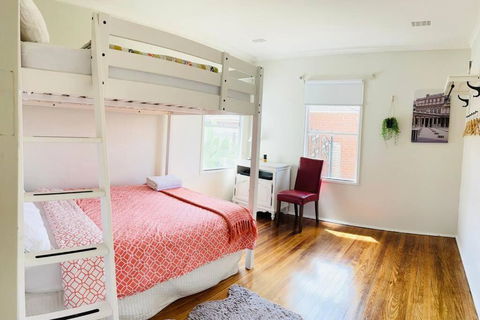 D122 Lovely London Home - Accommodation Perth 4