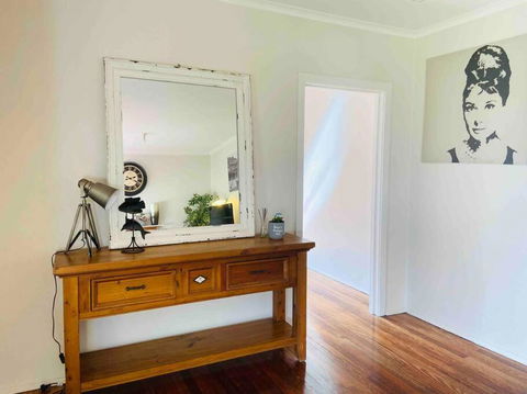 D122 Lovely London Home - Accommodation Perth 1