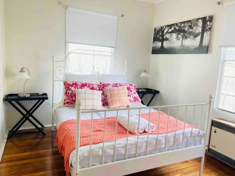 D122 Lovely London Home - Accommodation Perth 3