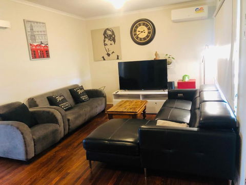 D122 Lovely London Home - Accommodation Perth 2