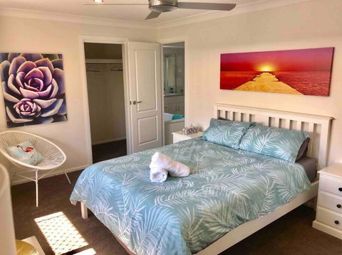 DELUXE Escape! Central, NEW & Spacious 3 Bed - Accommodation Perth 2