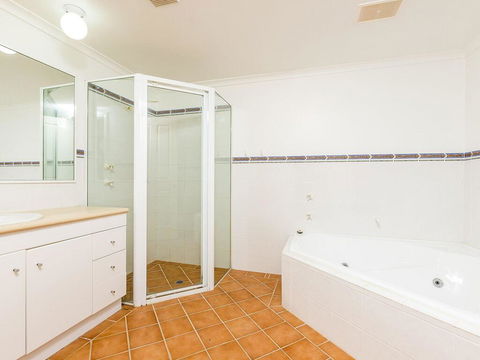 3 'Peninsula Waters', 2-4 Soldiers Point Rd - Beautiful Air Conditioned Unit With Pool, Lift & WIFI - Accommodation Perth 1