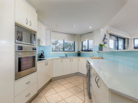 3 'Peninsula Waters', 2-4 Soldiers Point Rd - Beautiful Air Conditioned Unit With Pool, Lift & WIFI - Accommodation Perth 3